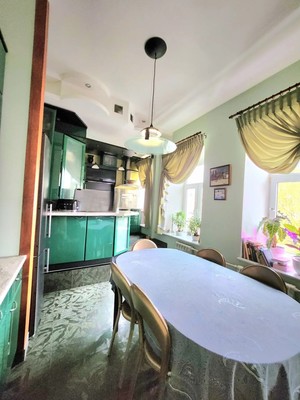 Продам трехкомнатную (3-комн.) квартиру, Покровский б-р, 4к17, Москва г