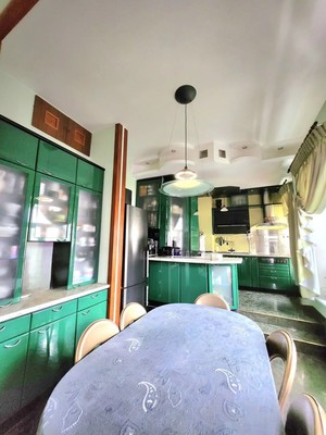 Продам трехкомнатную (3-комн.) квартиру, Покровский б-р, 4к17, Москва г