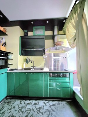 Продам трехкомнатную (3-комн.) квартиру, Покровский б-р, 4к17, Москва г