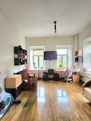 Продам трехкомнатную (3-комн.) квартиру, Покровский б-р, 4к17, Москва г