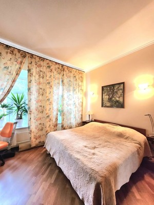 Продам трехкомнатную (3-комн.) квартиру, Покровский б-р, 4к17, Москва г