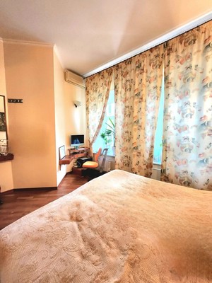 Продам трехкомнатную (3-комн.) квартиру, Покровский б-р, 4к17, Москва г