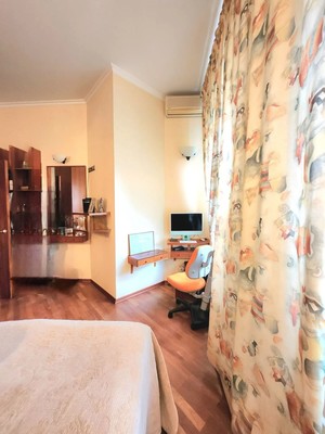 Продам трехкомнатную (3-комн.) квартиру, Покровский б-р, 4к17, Москва г
