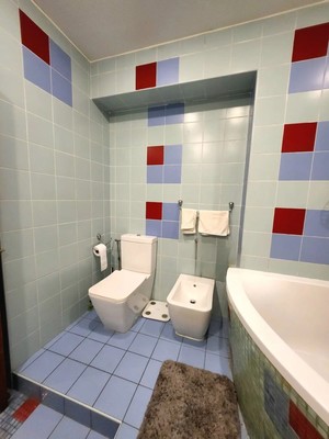 Продам трехкомнатную (3-комн.) квартиру, Покровский б-р, 4к17, Москва г