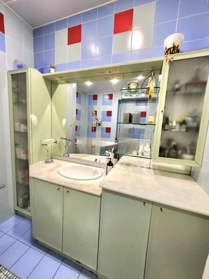Продам трехкомнатную (3-комн.) квартиру, Покровский б-р, 4к17, Москва г
