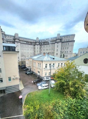 Продам трехкомнатную (3-комн.) квартиру, Покровский б-р, 4к17, Москва г