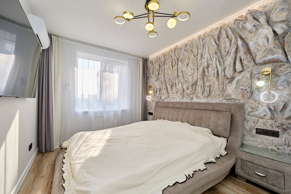 Продам трехкомнатную (3-комн.) квартиру, Крылова ул, 17, Пермь г