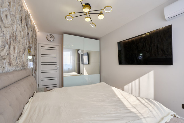 Продам трехкомнатную (3-комн.) квартиру, Крылова ул, 17, Пермь г