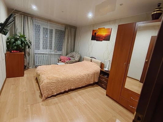 Продам трехкомнатную (3-комн.) квартиру, Московская ул, 30к45, Боровичи г
