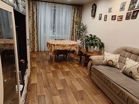 Продам трехкомнатную (3-комн.) квартиру, Московская ул, 30к45, Боровичи г