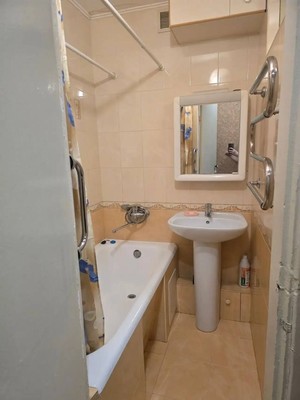 Продам трехкомнатную (3-комн.) квартиру, Большевика Попова ул, 6, Грэсовский пгт