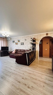 Продам трехкомнатную (3-комн.) квартиру, 1 мкр, 47, Кропоткин г