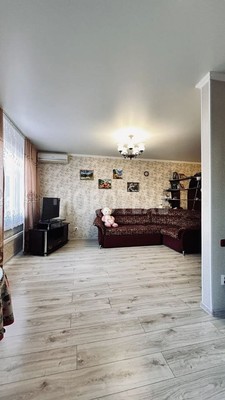 Продам трехкомнатную (3-комн.) квартиру, 1 мкр, 47, Кропоткин г