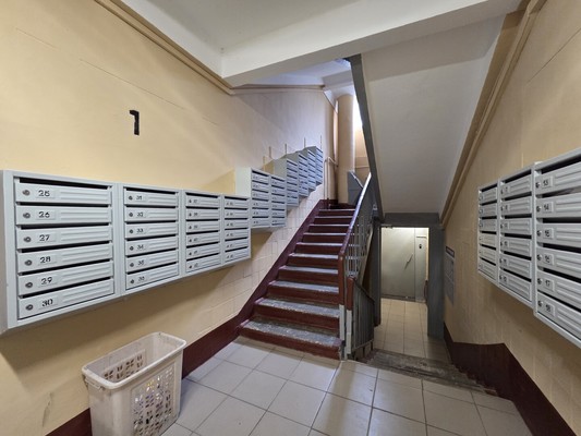 Продам однокомнатную (1-комн.) квартиру, Болотная ул, 38к4, Москва г