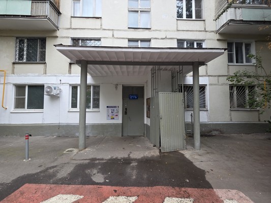 Продам однокомнатную (1-комн.) квартиру, Болотная ул, 38к4, Москва г