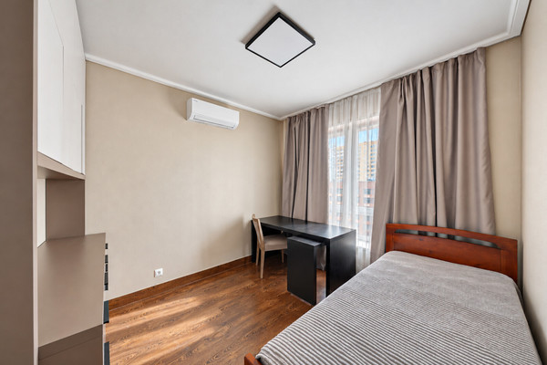 Продам многокомнатную квартиру, 100 кв-л, 1к3, Москва г