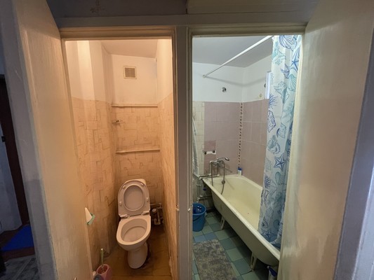 Продам трехкомнатную (3-комн.) квартиру, Кирова пр-кт, 7А, Симферополь г