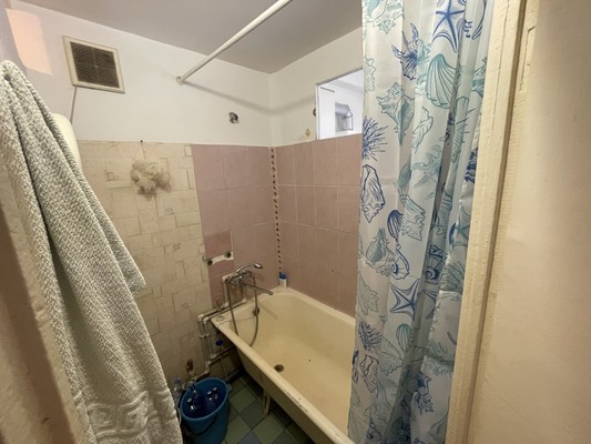 Продам трехкомнатную (3-комн.) квартиру, Кирова пр-кт, 7А, Симферополь г