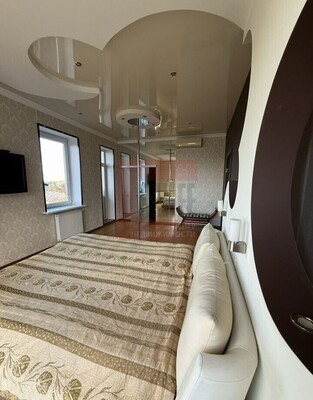 Продам трехкомнатную (3-комн.) квартиру, Корабельная ул, 1, Калининград г