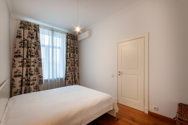 Продам трехкомнатную (3-комн.) квартиру, Малый Казённый пер, 8, Москва г