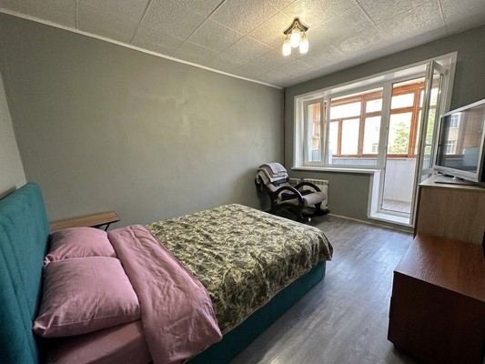 Продам трехкомнатную (3-комн.) квартиру, Космонавтов ул, 35, Юрово д