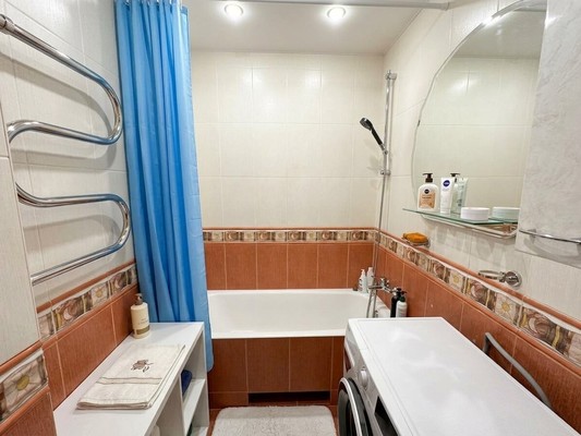 Продам трехкомнатную (3-комн.) квартиру, Космонавтов ул, 35, Юрово д