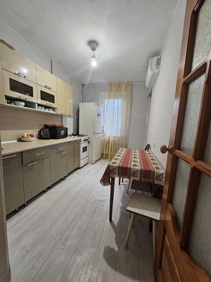 Продам трехкомнатную (3-комн.) квартиру, 2-й мкр, 11, Новомихайловский пгт