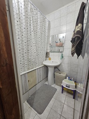 Продам трехкомнатную (3-комн.) квартиру, 2-й мкр, 11, Новомихайловский пгт
