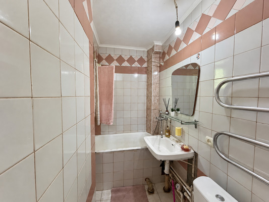 Продам трехкомнатную (3-комн.) квартиру, Красных Зорь ул, 21, Ростов-на-Дону г