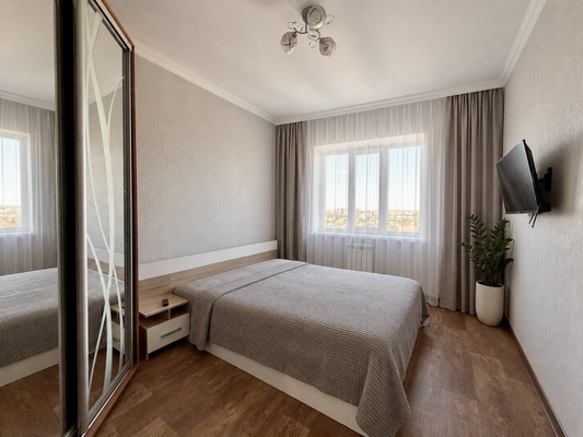 Продам трехкомнатную (3-комн.) квартиру, Индустриальная ул, 28к1, Симферополь г
