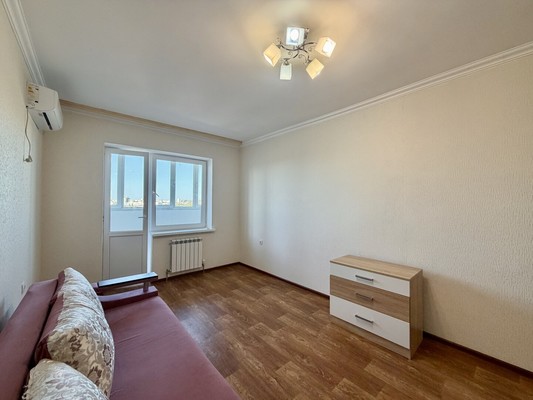 Продам трехкомнатную (3-комн.) квартиру, Индустриальная ул, 28к1, Симферополь г