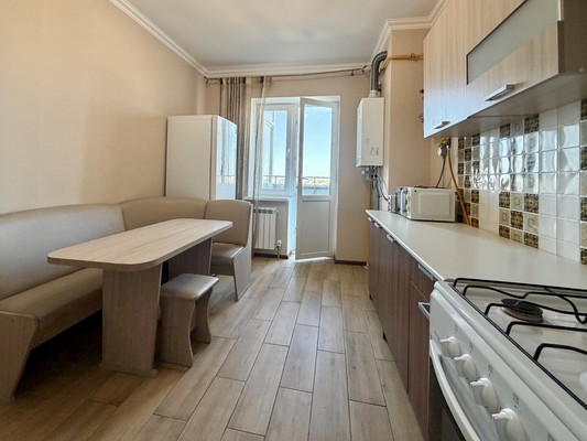 Продам трехкомнатную (3-комн.) квартиру, Индустриальная ул, 28к1, Симферополь г