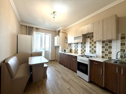 Продам трехкомнатную (3-комн.) квартиру, Индустриальная ул, 28к1, Симферополь г