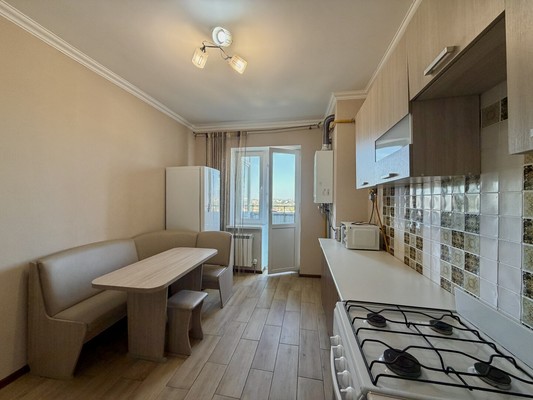 Продам трехкомнатную (3-комн.) квартиру, Индустриальная ул, 28к1, Симферополь г