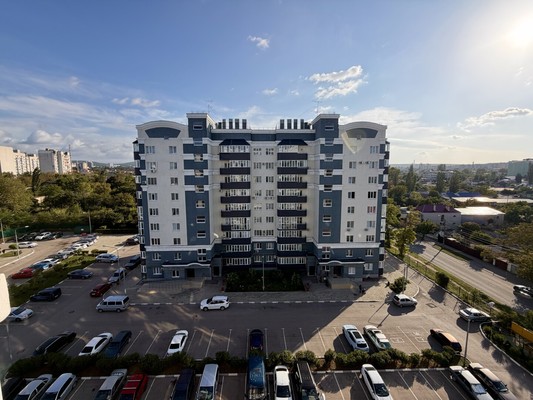 Продам трехкомнатную (3-комн.) квартиру, Индустриальная ул, 28к1, Симферополь г