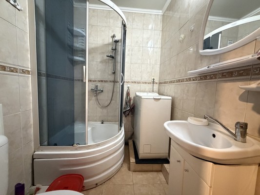 Продам двухкомнатную (2-комн.) квартиру, Севастопольская ул, 3/2, Симферополь г