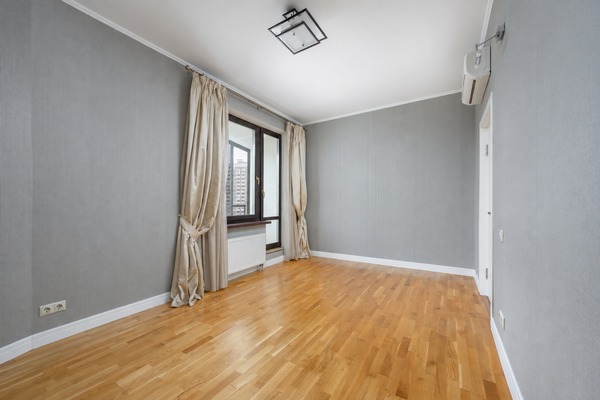 Продам трехкомнатную (3-комн.) квартиру, Давыдковская ул, 16, Москва г