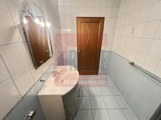 Продам трехкомнатную (3-комн.) квартиру, Ладушкина пер, 13, Калининград г