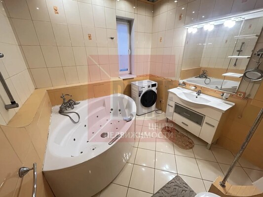 Продам трехкомнатную (3-комн.) квартиру, Ладушкина пер, 13, Калининград г