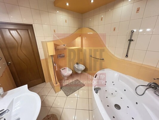 Продам трехкомнатную (3-комн.) квартиру, Ладушкина пер, 13, Калининград г