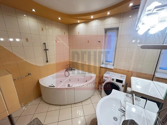 Продам трехкомнатную (3-комн.) квартиру, Ладушкина пер, 13, Калининград г