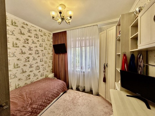 Продам трехкомнатную (3-комн.) квартиру, Ломоносова ул, 1к1, Симферополь г