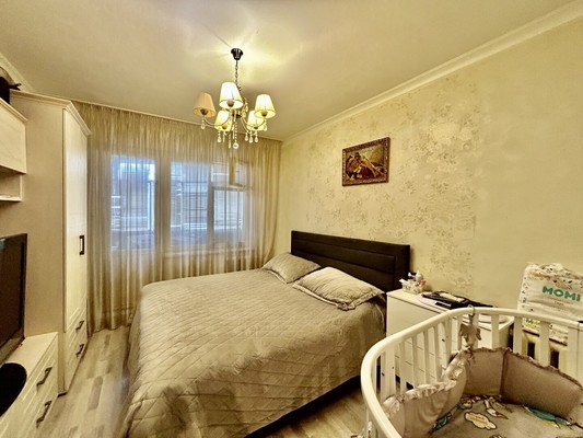 Продам трехкомнатную (3-комн.) квартиру, Ломоносова ул, 1к1, Симферополь г