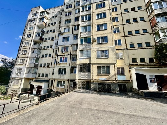 Продам трехкомнатную (3-комн.) квартиру, Ломоносова ул, 1к1, Симферополь г