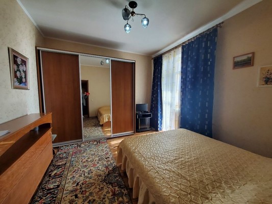 Продам двухкомнатную (2-комн.) квартиру, Гоголя ул, 100ка, Симферополь г