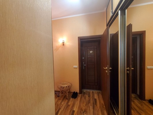 Продам двухкомнатную (2-комн.) квартиру, Гоголя ул, 100ка, Симферополь г