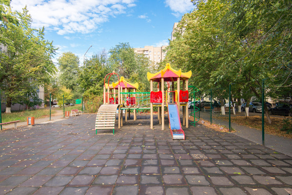Продам трехкомнатную (3-комн.) квартиру, Космонавтов пр-кт, 9, Ростов-на-Дону г