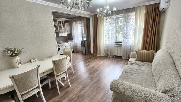 Продам трехкомнатную (3-комн.) квартиру, 1 мкр, 47, Кропоткин г