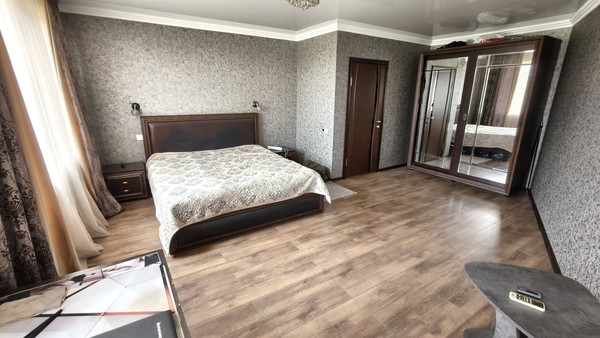 Продам трехкомнатную (3-комн.) квартиру, 1 мкр, 47, Кропоткин г