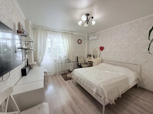 Продам трехкомнатную (3-комн.) квартиру, Калинина ул, 60, Казань г